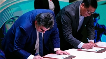 Vertreter der russischen Uranium One Group und des bolivianischen Staatsunternehmens Yacimientos de Litio Bolivianos unterzeichnen in La Paz ein Abkommen über die Industrialisierung von Lithium.