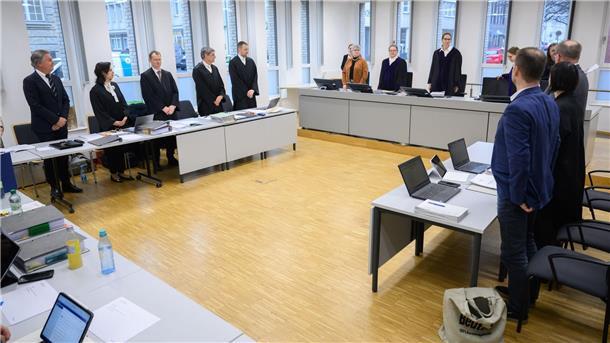 Spielbanken Niedersachsen unterliegen in Streit um Lizenz Vertreter der Spielbanken Niedersachsen GmbH (l) sowie Vertreter des niedersächsischen Finanzministeriums (r) stehen zu Prozessbeginn im Verwaltungsgericht Hannover.