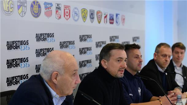 Nordost-Regionalligisten präsentieren Aufstiegs-Vorschläge Vertreter der Vereine aus Erfurt (l-r), Halle, Chemnitz, Jena und Zwickau begründen die Lösungsvorschläge für eine Regionalliga-Reform.