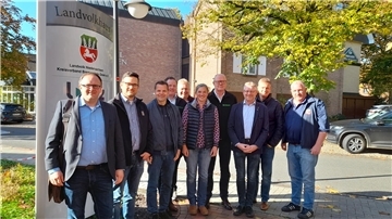 Vertreter des Handels und des Landvolk tauschten sich in Zeven über die diesjährige Ernte aus.