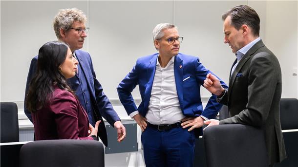 Vertreter von VW, Betriebsrat, IG Metall und Wirtschaftsministerium beraten sich vor der Unterrichtung im Wirtschaftsausschuss.