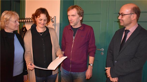 Vertreterinnen und Vertreter der Zinzendorfschule vor der Ausschuss-Sitzung im Gespräch (von links): Ilona Seebeck (Leiterin der Oberschule), Melanie Rummel (Leiterin des Gymnasiums), Dr. Thomas Siemon (Wirtschaftsleiter) und Michael Schmorrde (Referent für Recht und Personal bei der Herrnhuter Brüdergemeine).