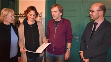 Vertreterinnen und Vertreter der Zinzendorfschule vor der Ausschuss-Sitzung im Gespräch (von links): Ilona Seebeck (Leiterin der Oberschule), Melanie Rummel (Leiterin des Gymnasiums), Dr. Thomas Siemon (Wirtschaftsleiter) und Michael Schmorrde (Referent für Recht und Personal bei der Herrnhuter Brüdergemeine).