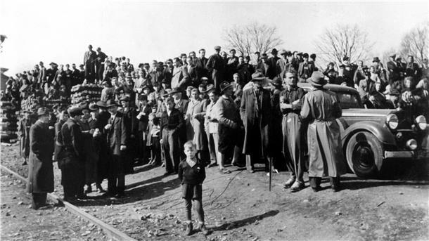 Vertrieben aus der Heimat: Diese Wunde schließt sich nicht Vertriebene am 30. Juni 1946 nach ihrer Ankunft auf dem Gebiet der späteren Bundesrepublik. Der Güterzug, in dem Manfred Scholz, seine Geschwister und seine Mutter ankommen, hält in Uelzen. Von dort geht es für sie weiter nach Bremervörde und Vierden.