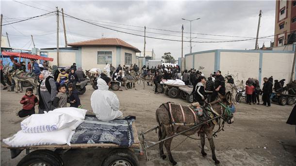 Vertriebene Palästinenser erhalten Nahrungsmittel vom UN-Hilfswerk für palästinensische Flüchtlinge (UNRWA).