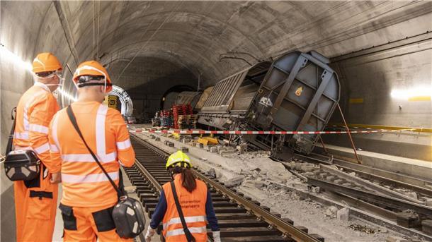 Erste Personenzüge können wieder durch den Gotthard-Tunnel Verunglückte Güterwagen stehen Anfang September am Unfallort im Gotthard-Basistunnel.