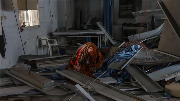 Wut in Nahost über Explosion bei Gaza-Klinik Verwüstungen nach dem Raketeneinschlag in der Al-Ahli-Klinik.