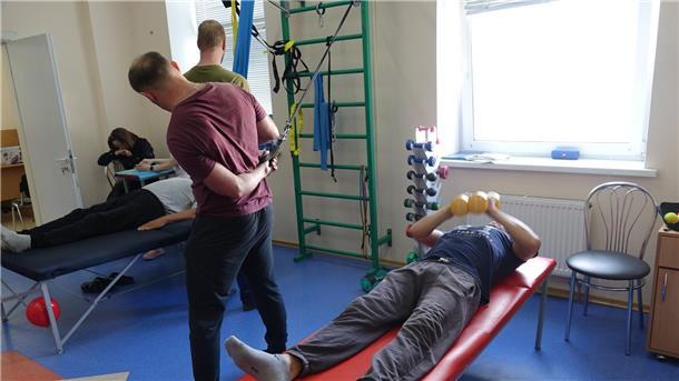 Verwundete ukrainische Soldaten in einem chirurgischen Krankenhaus in Kiew bei ihrer Rehabilition.