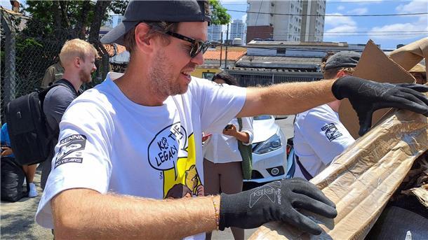 Vettel sammelt Müll in São Paulo: „Wir räumen auf“ Vettel legte selbst fleißig mit Hand an.