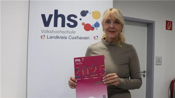 VHS-Leiterin Dr. Marie-Louise Rendant präsentiert das Programmheft für das erste Halbjahr 2025.