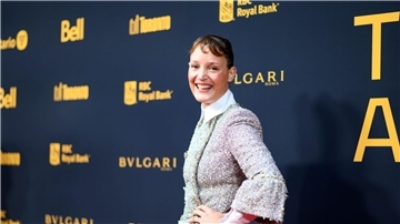 Vicky Krieps auf dem roten Teppich zur TIFF Tribute Awards Spendengala während des Toronto International Film Festival in Toronto.