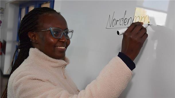 Victoria Wanjiru Maina aus Eldoret in Kenia lernt gerade hautnah das deutsche Schulsystem kennen. Noch bis zum 1. Dezember ist sie Gast an der Oberschule 1.