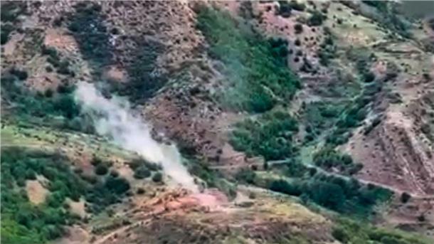 Videostandbild des aserbaidschanischen Verteidigungsministeriums: Rauch steigt über einem Gebiet auf, in dem sich nach aserbaidschanischen Angaben Stellungen der armenischen Streitkräfte befinden.