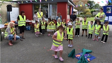 Kinder führen bei einem Fest etwas vor.