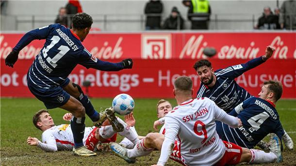 Viel Kampf zwischen Jahn Regensburg und Hamburger SV.