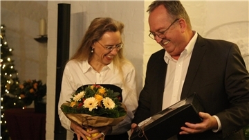 Andrea Pospich mit Oberbürgermeister Uwe Santjer und Präsenten