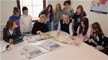 Viel los im Verlagshaus der Zevener Zeitung: Schülerinnen der umliegenden Schulen nahmen am Zukunftstag teil und schauten den Redakteuren über die Schulter. Auch in ganz alten Zeitungen wurde gestöbert.