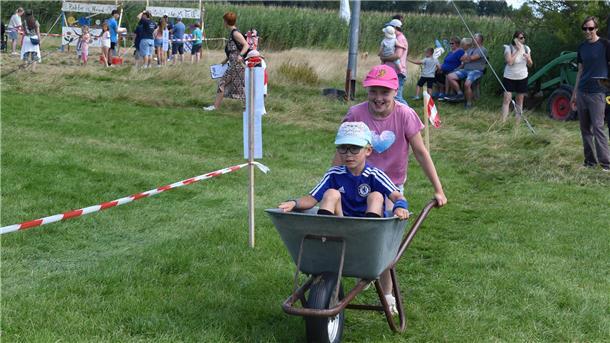 Andrang wie noch nie bei den friesischen Highland-Spielen (mit Bildergalerie) Bild von Kindern beim Schubkarren-Laufen