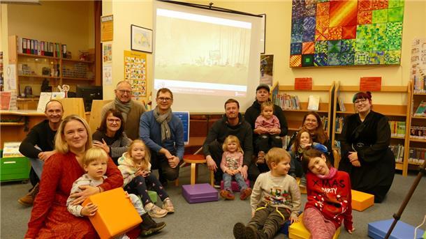 Zum zweisprachigen Bilderbuchkino kamen viele Kinder mit ihren Eltern in die Loxstedter Gemeindebücherei