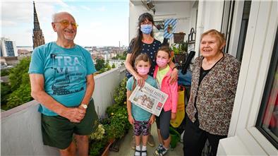 Viel Weitblick: Angelika Hommes (Mitte) ist mit ihren Töchtern Amelia und Aurelia bei Jutta und Erich Wolff auf dem Hochhaus-Balkon.