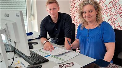 Viel zu tun: Brian Ottowitz, Leiter der Stabsstelle Zensus beim Landkreis, und Mitarbeiterin Sabine Heinrich, sichten den Eingang der Angaben aus der Bevölkerung.