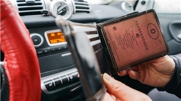 Viele alte Führerscheine wie etwa auch der rosafarbene aus Papier müssen gegen ein neues Dokument umgetauscht werden.