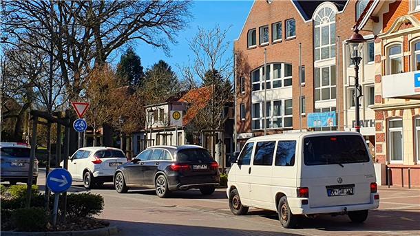 CityBus in Beers: Mobilitätszentrale trotz geringer Fahrgastzahlen zufrieden Viele Autofahrer haben noch nicht realisiert, dass ehemalige Stellflächen im Beerster Zentrum bereits seit einem halben Jahr als Bushaltestellen dienen - es wird munter weiter auf dem grauen Pflaster geparkt.