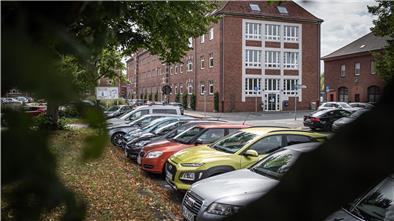 Blick auf den Parkplatz mit Autos.