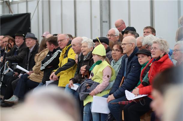Viele Besucher versammeln sich in Hepstedt im Festzelt. 