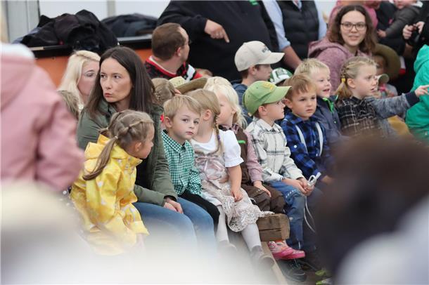 Viele Besucher versammeln sich in Hepstedt im Festzelt. 