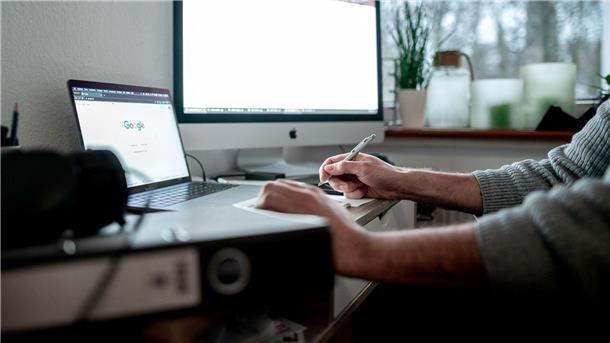 Büroflächenbedarf könnte bis 2030 um 12 Prozent sinken Viele Bürobeschäftigte verbringen einen Teil ihrer Arbeitstage im Homeoffice.
