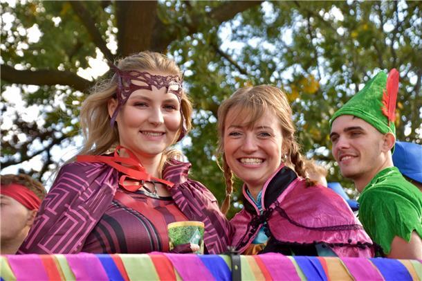 Viele bunte und strahlende Gesichter beim Umzug in Tarmstedt.
