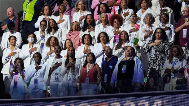 Frauen-Fest statt männliche Muskelspiele Viele Delegierte trugen beim Parteitag weiß - als Symbol für Frauenrechte.