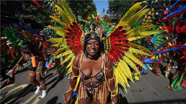 Millionen Menschen feiern Karneval in London Viele der aufwendigen Kostüme sind mit bunten Federn geschmückt.