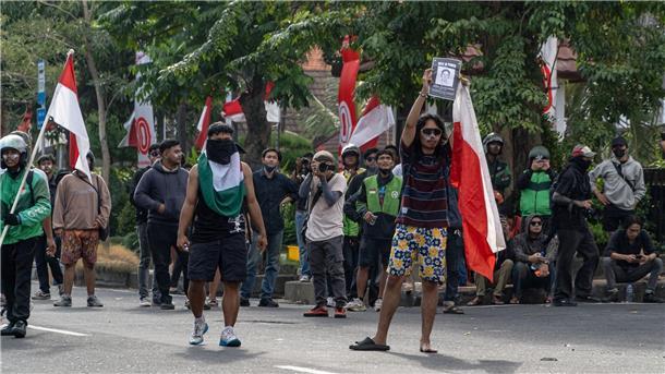 Protestwelle erreicht Bali - Dorfwächter mobilisiert Viele der Demonstranten sollen von außerhalb nach Bali gereist sein.