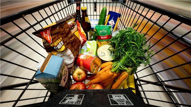 Viele Deutsche schränken sich angesichts steigender Preise beim Einkauf ein. (Symbolbild)