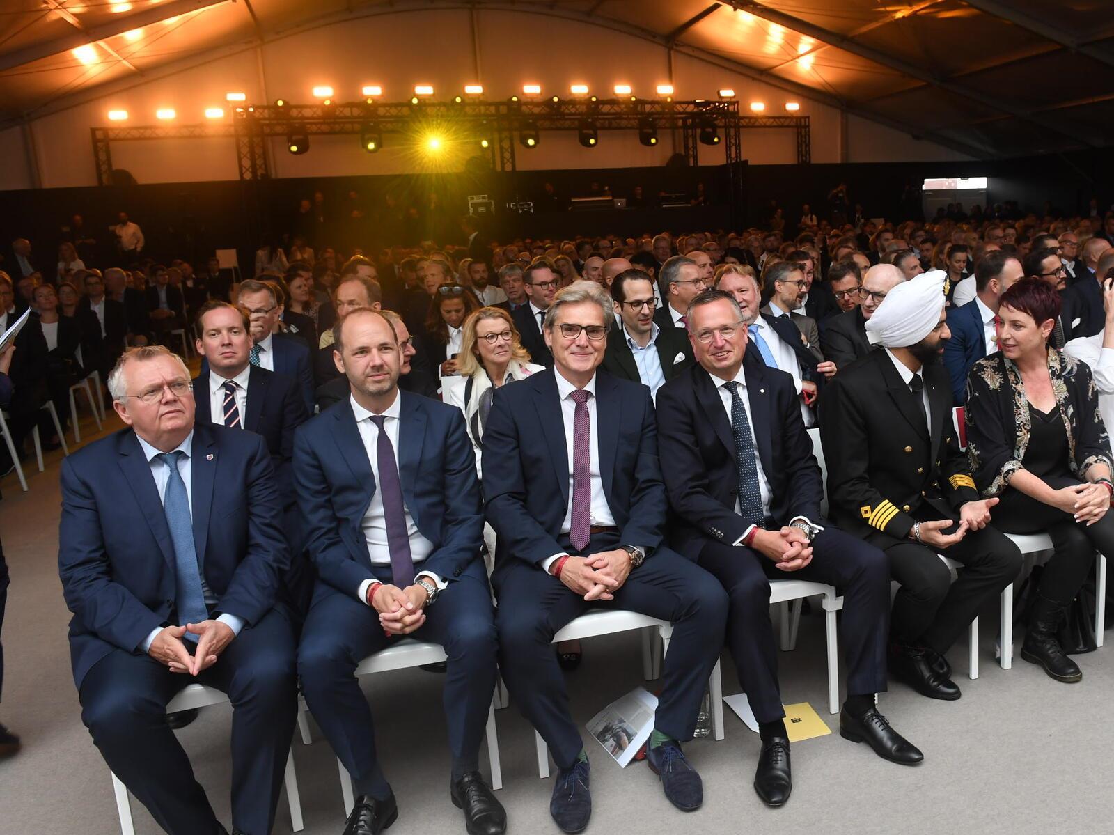 Viele Ehrengäste sind zur Taufe gekommen - auch Bremerhavens Bürgermeister Torst...