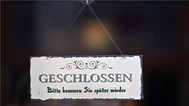 "Geschlossen. Bitte kommen Sie später wieder" steht auf dem Schild in der Tür eines Geschäfts.