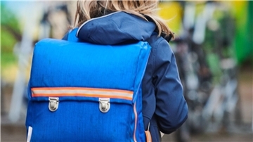 Viele Eltern bringen ihre Kinder aus Angst morgens zur Schule und holen sie später wieder ab.