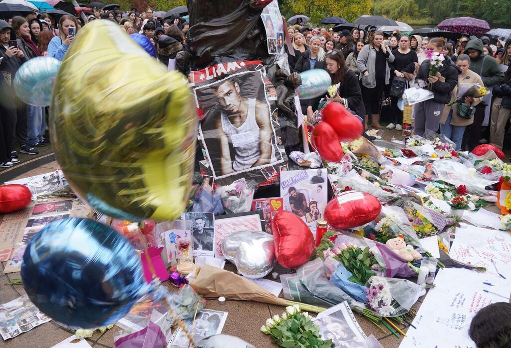Ermittler: Liam Paynes Balkonsturz war kein Suizid Viele Fans bekundeten nach dem Tod des 31-jährigen Sängers ihre Trauer. (Archivbild)