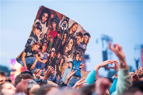 Technische Probleme beim Deichbrand-Auftritt: Tokio Hotel verlässt die Bühne Viele Fans von Bill Kaulitz begleiten ihn und die Band seit rund 20 Jahren.