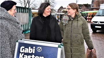Viele freundliche Begegnungen auf dem Beerster Wochenmarkt: Bürgermeisterkandidatin Gabi Kasten (Mitte) am Freitag im Gespräch mit Heike Crome (links) und Janine Brüns.