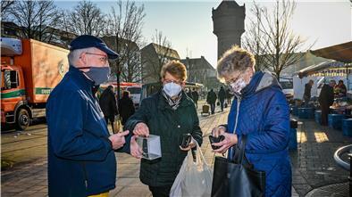 Viele freundliche Menschen hat Redakteur Torsten Melchers bei seiner Sammelaktion auf dem Geestemünder Wochenmarkt getroffen: Für die NZ-Aktion „300 Minuten im Advent“ hat er 18 Minuten lang Spenden für die Aktion „Hilfe für Mitbürger“ gesammelt.