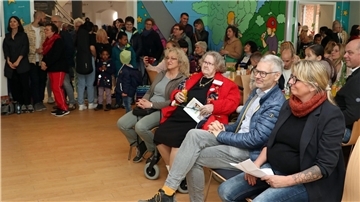 Das Foto zeigt Besucher beim Frühlingsfest. 