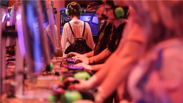 Viele Gamescom-Besucher standen fasziniert vor den Computern und an den Konsolen - ihre Begeisterung für Games ist groß.