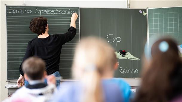 Studie: Lehrkräfte an Grundschulen oft überlastet Viele Grundschullehrer fühlen sich einer Erhebung zufolge überlastet.