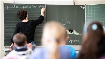 Viele Grundschullehrer fühlen sich einer Erhebung zufolge überlastet.