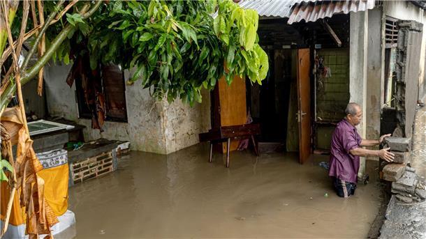 Opferzahl bei Fluten auf Bali steigt - Wetter beruhigt sich Viele Häuser standen nach tagelangen Regenfällen unter Wasser.