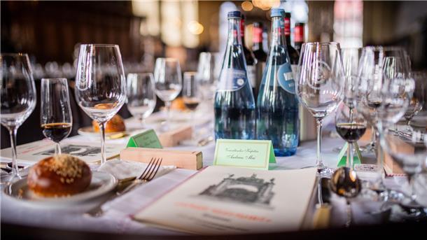 Bremer Schaffermahlzeit mit Protestgetöse und Klebe-Aktivisten Blick auf die Festtafel