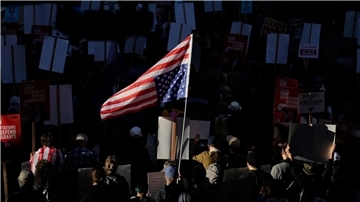 Viele in Chicago protestieren gegen Trump.
